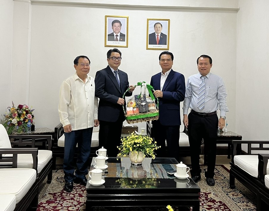 Lãnh đạo VRG thăm, làm việc với lãnh đạo Lào